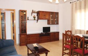 salon z kanapą i telewizorem na szafce w obiekcie Gorgeous Home In Torrox With Kitchen w mieście Torrox +14 zdjęć