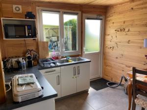 a kitchen with a sink and a counter at Chalet autonome à louer sur terrain de loisir de 2000m2 avec étang privé in Manou +1 photo