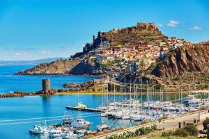 Un grupo de barcos atracados en un puerto en una colina. en Villa Pierpaola, en Castelsardo