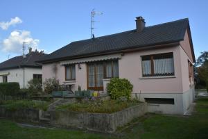 a white house with a fence in front of it at Maison individuelle à Issenheim in Issenheim