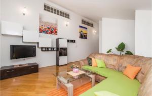TV a/nebo společenská místnost v ubytování 3 Bedroom Gorgeous Apartment In Kastav