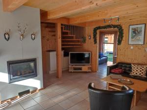 Televiisor ja/või meelelahutuskeskus majutusasutuses Panorama-Chalet Alpenglöckchen