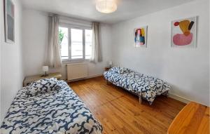 Ένα ή περισσότερα κρεβάτια σε δωμάτιο στο 2 Bedroom Awesome Home In Saint-Nazaire