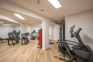Posilňovňa alebo fitness centrum v ubytovaní Minos Hotel