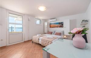 ビビニェにあるCozy Apartment In Bibinjeのベッドルーム1室(ベッド1台、花瓶1本付)