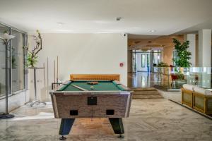 Biliardový stôl v ubytovaní Minos Hotel