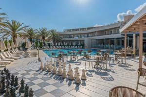 Bazén v ubytovaní Minos Hotel alebo v jeho blízkosti
