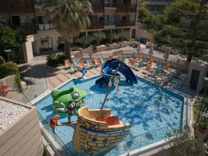Bazén v ubytovaní Minos Hotel alebo v jeho blízkosti