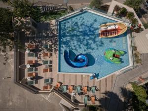 Bazén v ubytovaní Minos Hotel alebo v jeho blízkosti