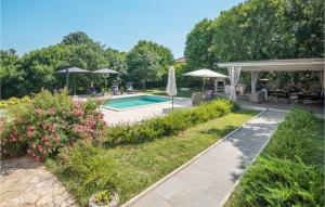 Bazén v ubytování Two-Bedroom Holiday Home In Bale nebo v jeho okolí