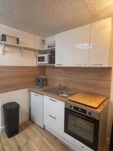 Η κουζίνα ή μικρή κουζίνα στο Studio souplex refait à neuf au pied des pistes
