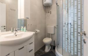 Koupelna v ubytování One-Bedroom Apartment In Porec