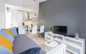 TV a/nebo společenská místnost v ubytování One-Bedroom Apartment In Porec