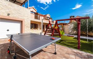 Stolný tenis v ubytovaní Lovely Home In Pridraga alebo v jeho okolí