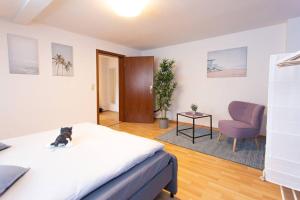 - une chambre avec un chien assis sur un lit dans l'établissement Pretty Home Skyline Work & Stay, à Chemnitz