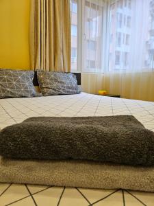 En eller flere senge i et værelse på Boutique apartment yellow 1