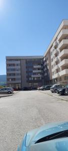 パレにあるParlament- Jahorina-Paleの建物の前に車が駐車されている駐車場