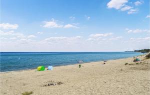 einen Sandstrand mit Meerblick in der Unterkunft Lovely Apartment In Sta Maria Poggio in Santa-Maria-Poggio + 19 Fotos
