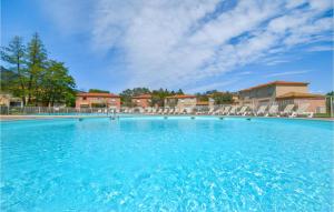 ein großer Pool mit Stühlen und blauem Himmel in der Unterkunft Lovely Apartment In Sta Maria Poggio in Santa-Maria-Poggio