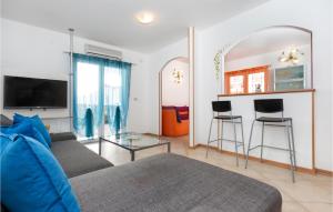 Televízia a/alebo spoločenská miestnosť v ubytovaní Two-Bedroom Holiday Home In Volme