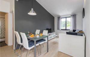Kuchyň nebo kuchyňský kout v ubytování One-Bedroom Apartment In Porec