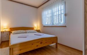 Posteľ alebo postele v izbe v ubytovaní Awesome Apartment In Kavran With Wifi