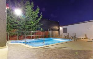 Bazén v ubytovaní Apartment Fazana Pineta Ii Ogranak Ii alebo v jeho blízkosti