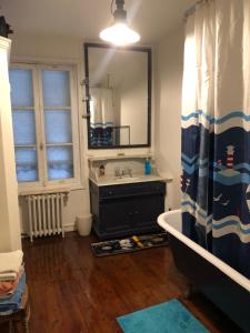 トゥルヴィル・シュル・メールにあるMaison 5 chambres, jardinet, accès plageの浴槽、洗面台、鏡のあるバスルーム +13枚の写真