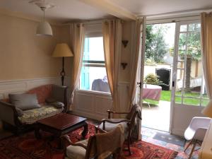 トゥルヴィル・シュル・メールにあるMaison 5 chambres, jardinet, accès plageのソファとテーブルのあるリビングルーム