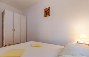 Posteľ alebo postele v izbe v ubytovaní Awesome Apartment In Kavran With Wifi
