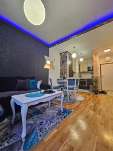 パレにあるParlament- Jahorina-Paleのソファとテーブルのあるリビングルーム