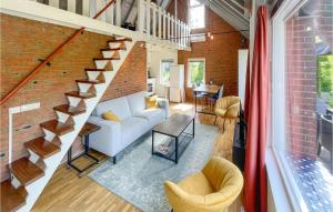 Χώρος καθιστικού στο 3 Bedroom Gorgeous Home In Lauwersoog
