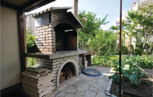 Zahrada ubytování Two-Bedroom Apartment Kastel Kambelovac With Sea View 02 + 11 fotografií
