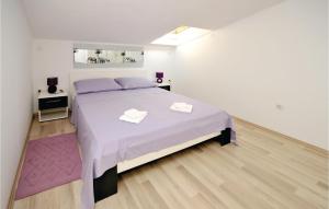 Postel nebo postele na pokoji v ubytování Two-Bedroom Apartment Kastel Kambelovac With Sea View 02