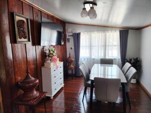 ein Esszimmer mit Tisch und Stühlen in der Unterkunft BanFarang - บ้านฝรั่ง in Ban Nong Puk