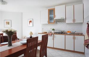 Kuchyňa alebo kuchynka v ubytovaní Nice Apartment In Rabac With Kitchen