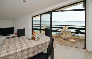 TV a/nebo společenská místnost v ubytování Two-Bedroom Apartment Kastel Kambelovac With Sea View 02