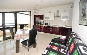 Kuchyň nebo kuchyňský kout v ubytování Two-Bedroom Apartment Kastel Kambelovac With Sea View 02