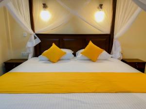 Letto o letti in una camera di Solace Inn RESIDENCE - 5 Min Walk to Beach