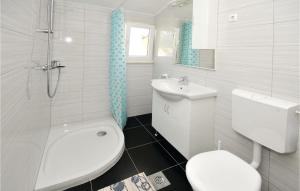 Koupelna v ubytování Two-Bedroom Apartment Kastel Kambelovac With Sea View 02