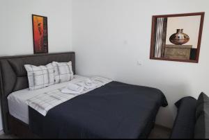 um quarto com uma cama com duas toalhas em Apartman Iva em Nova Varoš
