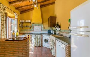 a kitchen with a washer and dryer at Cozy Home In La Cardenchosa With Wifi in El Alcornocal