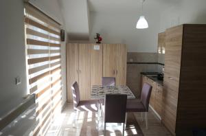 Kjøkken eller kjøkkenkrok på Apartman Iva + 24 bilder