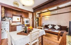 kuchnia i jadalnia ze stołem i kanapą w obiekcie 1 Bedroom Cozy Home In Moscenicka Draga w mieście Mošćenička Draga