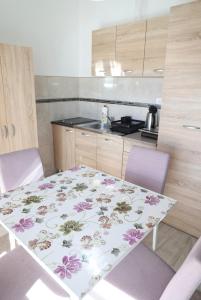 A cozinha ou kitchenette de Apartman Iva