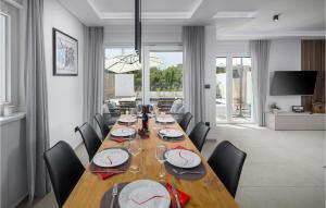 ein Esszimmer mit einem langen Holztisch und Stühlen in der Unterkunft 4 Bedroom Stunning Home In Nova Vas in Nova Vas