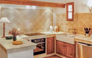 Kuchyňa alebo kuchynka v ubytovaní 3 Bedroom Cozy Home In Taulis