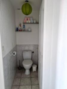 een badkamer met een wit toilet in een kamer bij Maison in Sainte-Marie-la-Mer