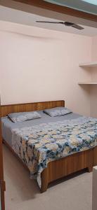 AyodhyaにあるAwadh home Stayのベッドルーム1室(木枠のベッド1台付)