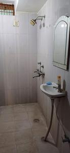AyodhyaにあるAwadh home Stayの洗面台と鏡のあるバスルーム +13枚の写真